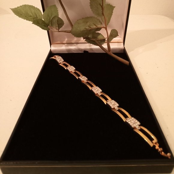 🎁 FREE GIFT INCLUDED 🎁 NWOT Gold Tone Fashion Jewelry Bracelet. - Picture 4 of 7